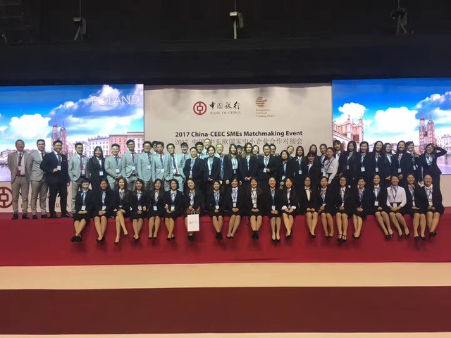 右起第二排第10人 右起第二排第10人